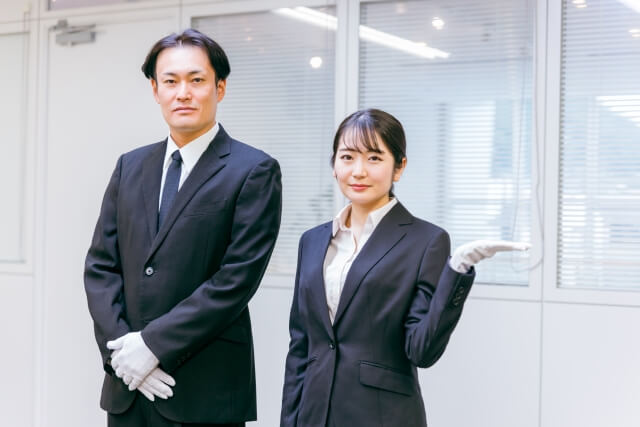 供養先について案内するスーツ姿のスタッフ