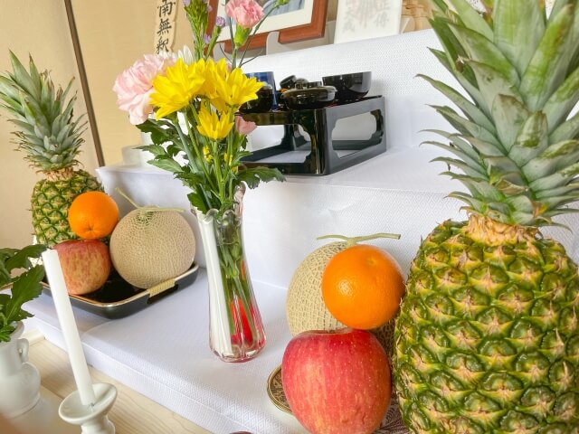 果物や花が供えられた後飾り祭壇