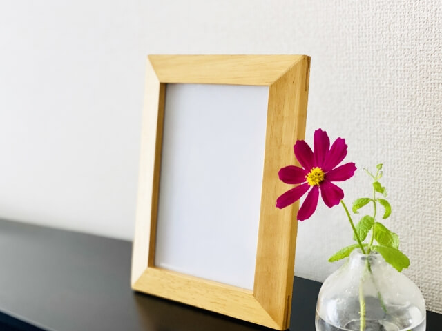 自宅の棚に置かれた小さな写真立てと花