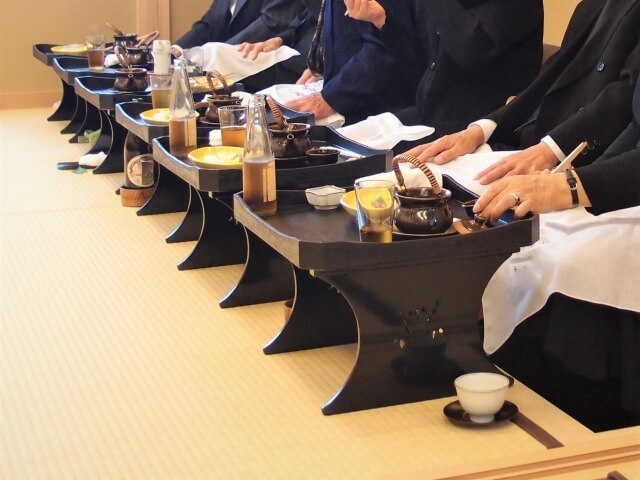 法要後の会食を囲む参列者