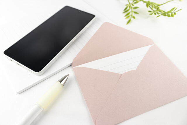 法要の案内はどう伝える？――はがき・電話・LINEと案内する時期
