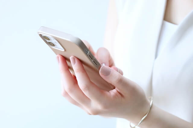 スマートフォンを操作する女性の手元