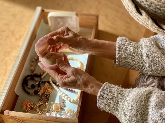 アクセサリーを手に取る様子