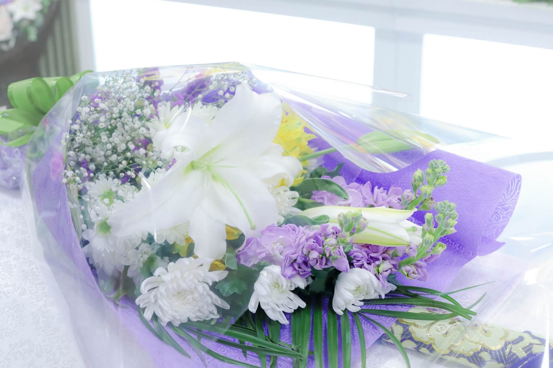葬儀後の供花はどうする？――持ち帰り・飾り方・処分の考え方