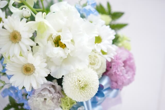 白を中心とした淡い色合いの花束