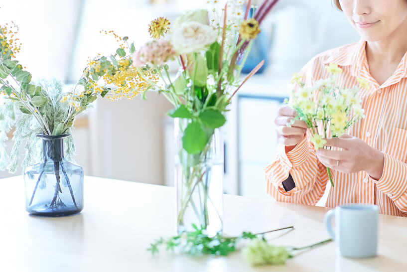 切り花を手入れする女性