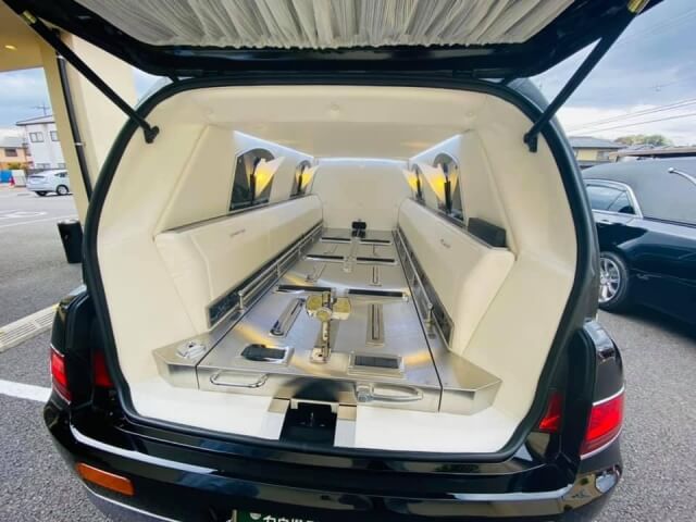 霊柩車の棺を載せるスペース