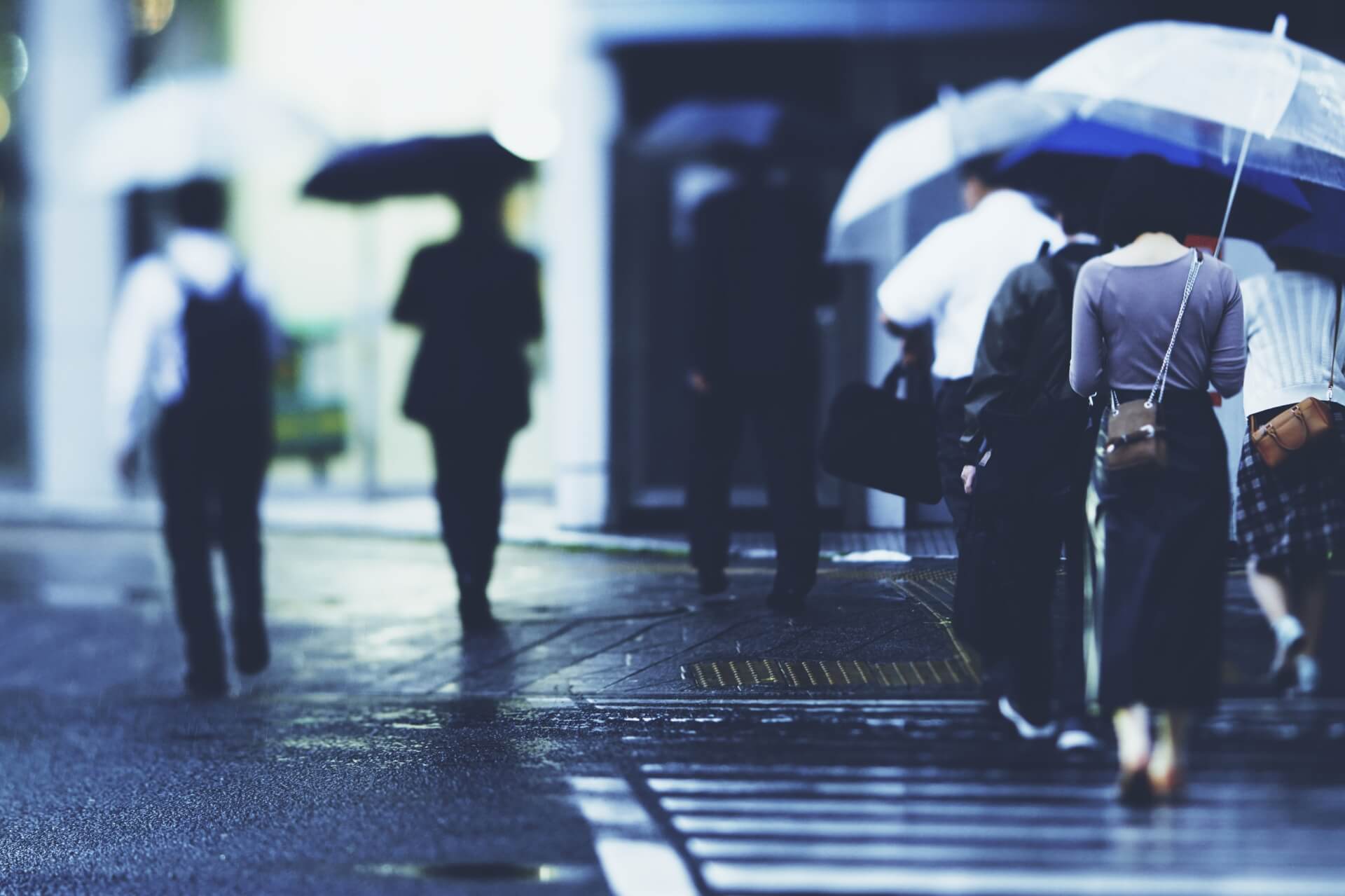 雨の日の葬儀はどうする?――傘・靴・濡れた荷物・移動時の注意