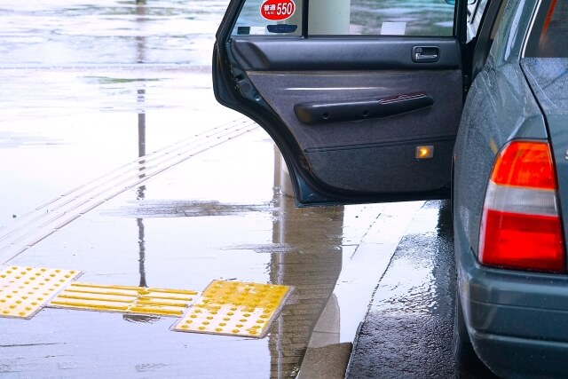 雨の日に停車するタクシー