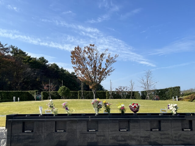 花が供えられた屋外の納骨施設
