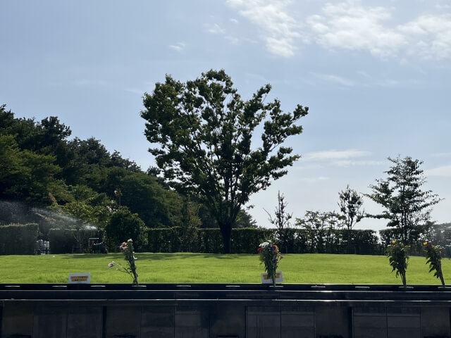 芝生と樹木のある供養施設