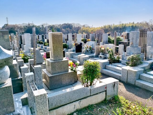 墓石が整然と並ぶ霊園