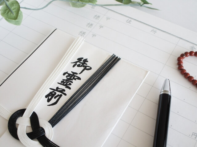 香典袋と記入用紙、筆記具