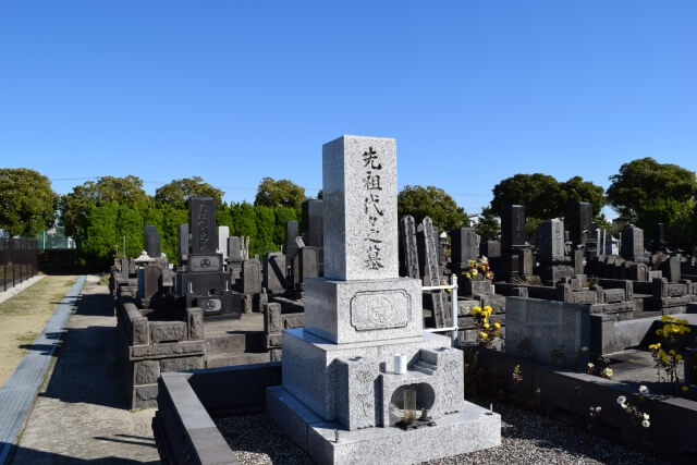 墓地に建つ墓石
