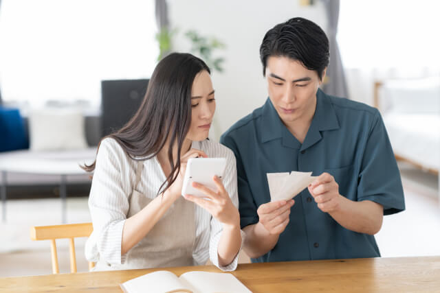 書類を見ながら確認する二人